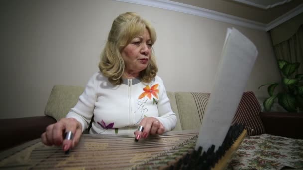 Senior woman playing qanun — Stock Video