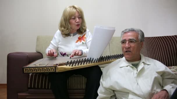 Senior woman playing qanun — Stock Video