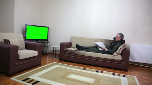 Hombre mayor viendo la televisión — Vídeos de Stock