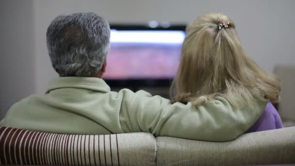 Pareja mayor viendo televisión — Vídeo de stock