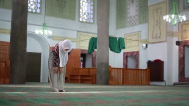 Onu her gün namaz dua camide Müslüman kız