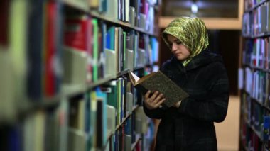 raflar arasında dolaşıp kız öğrenci