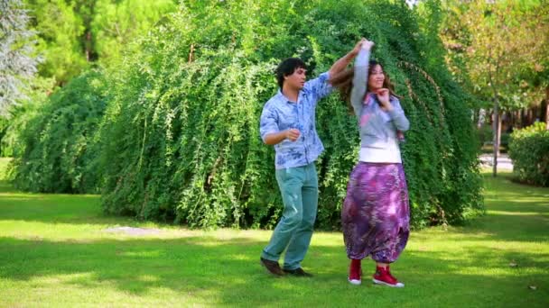 Pareja joven bailando — Vídeos de Stock