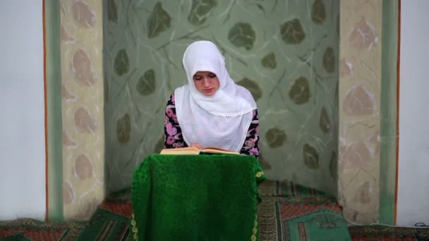 Chica musulmana joven leyendo el Corán en la mezquita — Vídeos de Stock