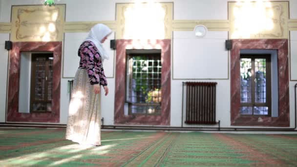 Menina muçulmana dizendo sua oração salat todos os dias na mesquita — Vídeo de Stock