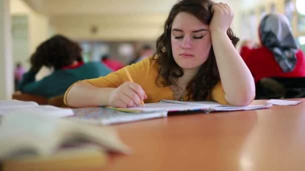 Ragazza addormentata sul libro nella sala lettura della biblioteca — Video Stock