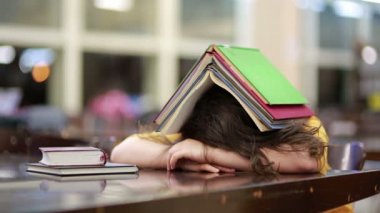 Kız uyurken okuma odası Kütüphane kitap yığınında altında gömülü
