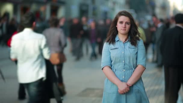 Üzgün genç bir kadın ayakta — Stok video