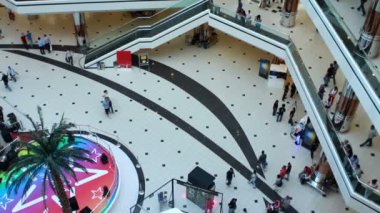 bir alışveriş merkezinde yürüyen