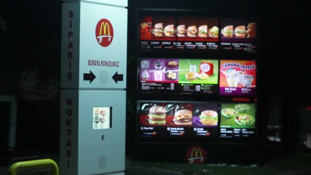 McDonalds МкДрайв — стоковое видео