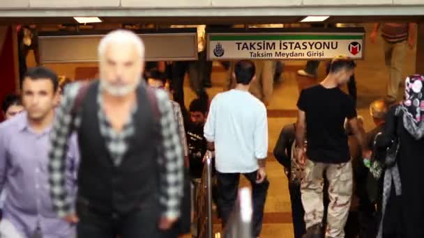 Crowded metro steps in taksim, istanbul — Stock Video