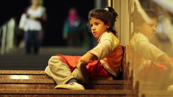 Szegény gyermek könyörög — Stock videók