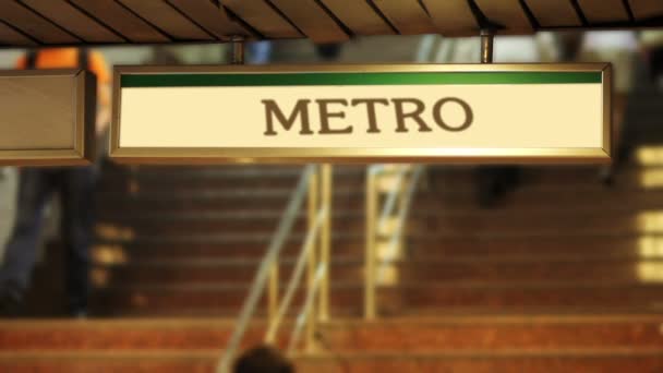 Pasos de metro lleno de gente — Vídeos de Stock