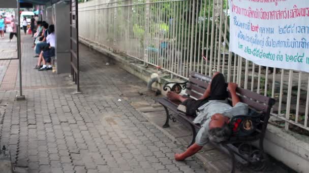 Obdachloser schläft auf Bank — Stockvideo
