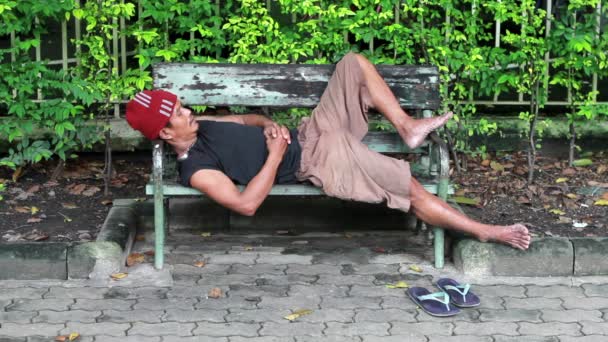 Homeless man sleep on bench — Stock Video