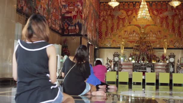 Buddhist pray in temple — Stock Video