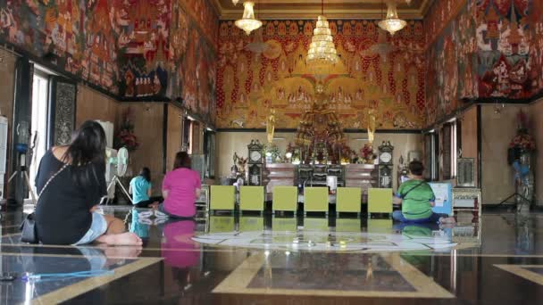 Buddhistiska be i templet — Stockvideo