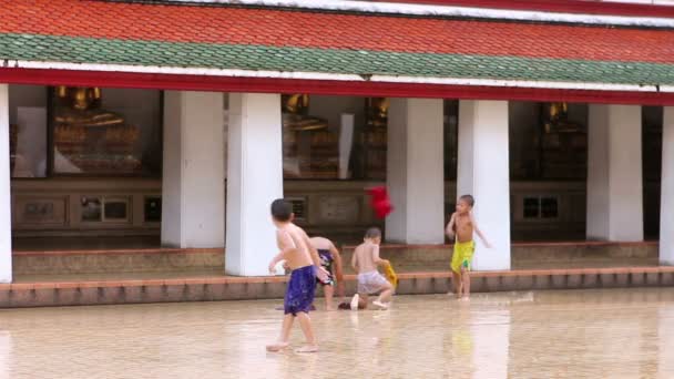 Niños y estatuas doradas de Buda — Vídeos de Stock