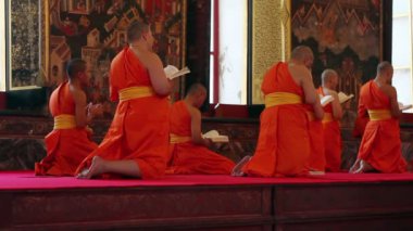 Budist rahipler tapınakta dua ediyorum.