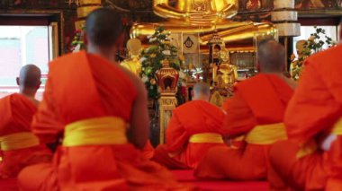 Budist rahipler tapınakta dua ediyorum.