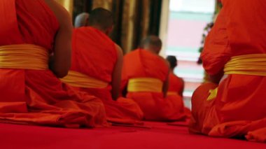 Budist rahipler tapınakta dua ediyorum.