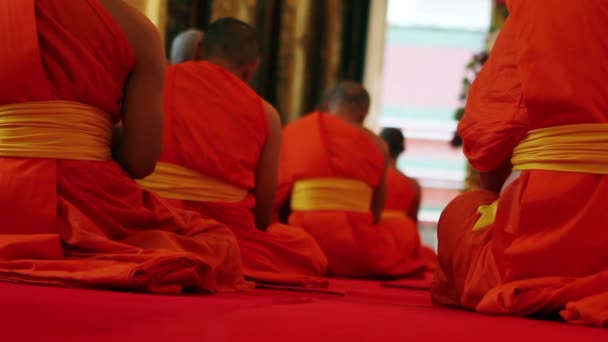 Buddhistische Mönche beten im Tempel — Stockvideo