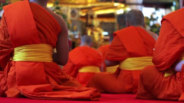 Boeddhistische monniken bidden in tempel — Stockvideo