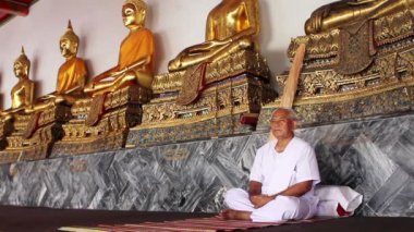 Altın Buda heykelleri altında meditasyon