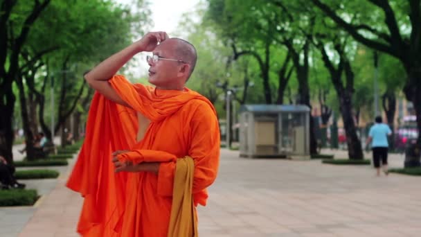 Buddhistischer Mönch auf der Straße — Stockvideo