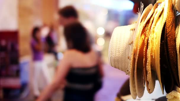 Sombreros en el centro comercial — Vídeos de Stock