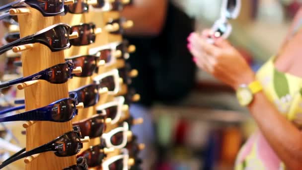 Gafas graduadas en centro comercial — Vídeo de stock