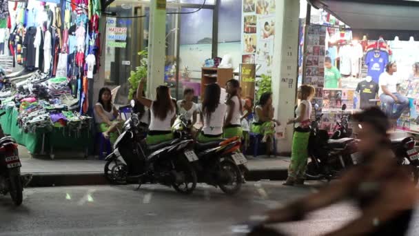 按摩女孩在等客人 — 图库视频影像