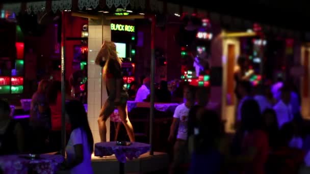 Стриптиз-клуб с голым выступлением — стоковое видео