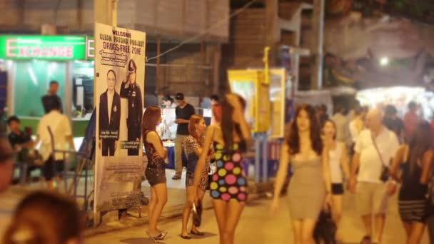 Проститутки ждут костюмера — стоковое видео