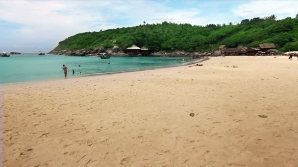 Natação em uma praia exótica — Vídeo de Stock