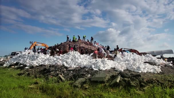 Voluntarios para detener la inundación — Vídeos de Stock