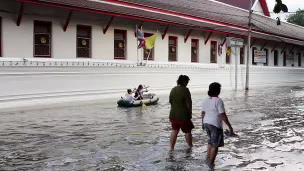 Gatan under översvämningen — Stockvideo