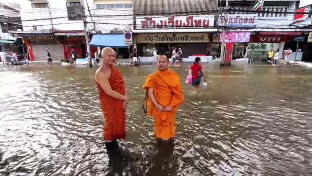 Zwei buddhistische Mönche in der Flut — Stockvideo