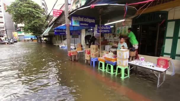 在洪水中卖 — 图库视频影像