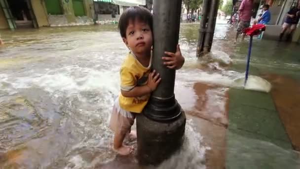 Criança no dilúvio — Vídeo de Stock