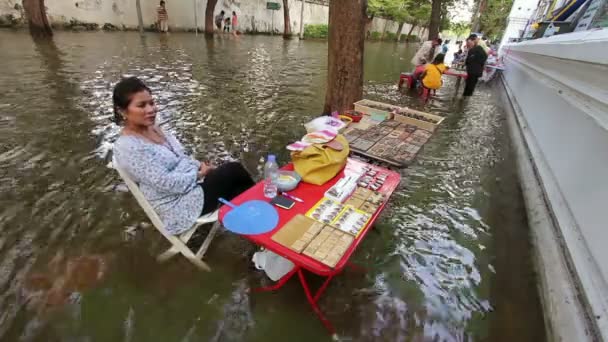 Monje budista en inundación — Stok video