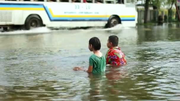 Barnen leker i översvämning — Stockvideo