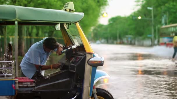 Gebroken auto in vloed — Stockvideo