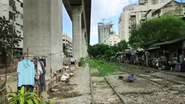 Slums der Eisenbahn — Stockvideo