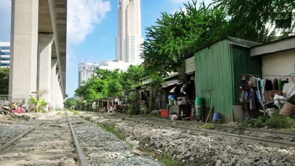 Järnvägen slummen — Stockvideo