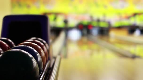 Giocare a bowling — Video Stock