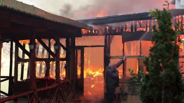 Пожежа в дерев'яному будинку — стокове відео
