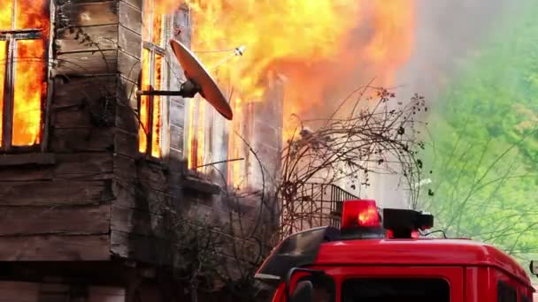 Fuego en casa de madera — Vídeos de Stock