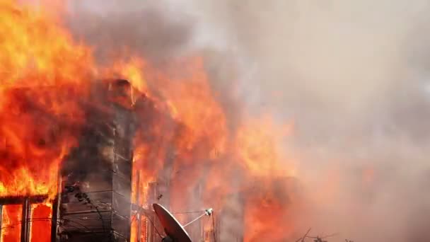 Fuego en casa de madera — Vídeos de Stock