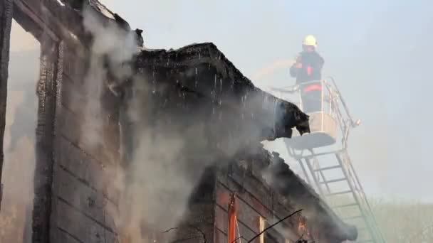 Fuego en casa de madera — Vídeo de stock